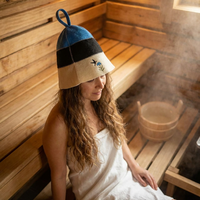 Lleva tus colores en tu cabeza con este gorro de sauna de lana pura que viste a la bandera al hombro mientras el calor se siente en el ambiente.