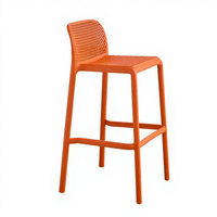 Tabouret haut moderne et minimaliste en plastique, chaise de bar pour la maison, sensation de luxe léger, confortable pour une longue assise, avec dossier pour îlot de cuisine ou caisse.