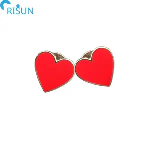 Recuerdos personalizados esmalte suave en forma de corazón alfileres de solapa rojos insignias broches personalizados en forma de corazón esmalte rojo insignia