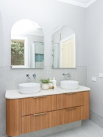 Meuble-lavabo de salle de bain courbé sur mesure à cannelures, armoire murale en chêne clair pour projets d'hôtels de luxe et de salles de bain familiales