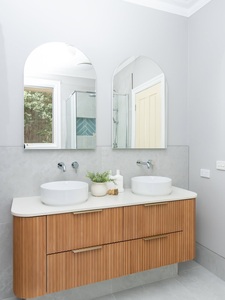 Mueble de <span class=keywords><strong>Baño</strong></span> Curvo Personalizado con Acabado Acanalado, Gabinete de <span class=keywords><strong>Baño</strong></span> Colgante de Roble Claro <span class=keywords><strong>para</strong></span> Proyectos de Hoteles Boutique y Baños Principales Familiares - Product Image 2