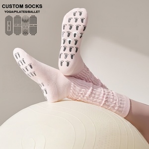 Chaussettes de Pilates souples OEM avec broderie de ballet, antidérapantes, de haute qualité, pour le yoga et le ballet - Product Image 1