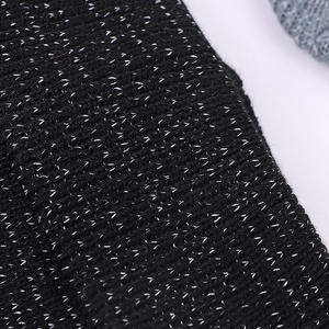 Bonnet tricoté d'hiver confortable pour femmes chapeau de sécurité réfléchissant pour la course de nuit imprimé numérique chaud et confortable - Product Image 4