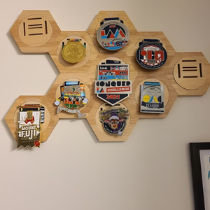 Espositore per Medaglie Esagonale in <span class=keywords><strong>Legno</strong></span> a Nido d'Ape, <span class=keywords><strong>Spessore</strong></span> 15mm, Diametro 137mm - Product Image 3