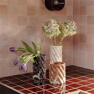 Vase en pierre en spirale de marbre de Rosso Alicante fabriqué à la main Vase de table de flore en spirale rose naturel Surface aiguisée - Product Image 2