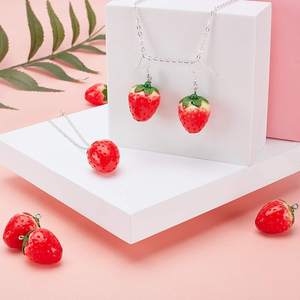 Promoción DIY joyería resina simulación resina fresa fruta colgante pendientes collar Material llave fresa colgante - Product Image 2