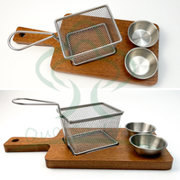 Plateau de service en bois de qualité supérieure avec panier à friture en acier inoxydable et tasses à condiments pour les gourmets et les paysages