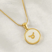 Charmes du zodiaque en coquillages |   Pendentif en forme de pièce de monnaie de 16 mm en acier inoxydable plaqué or 18 carats PVD |   Hypoallergénique, imperméable et résistant au ternissement