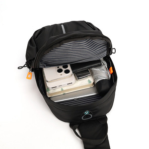 Sac bandoulière multifonctionnel léger et imperméable pour homme, en tissu Oxford, avec fermeture éclair et port USB - Product Image 3