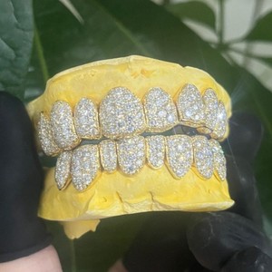 เครื่องประดับเงินแท้ 925 ชุบทอง 18K ฝังโมอิสซาไนต์แบบโมเสก ครอบฟันบนและล่าง สำหรับผู้ชายและผู้หญิง สไตล์ฮิปฮอปแร็ป ชุดแปดชิ้น - Product Image 2