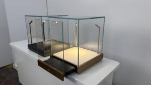 Vitrine de présentation en verre trempé MASTER Stylish Cube pour bijoux, idéale pour comptoir et décoration de table - Product Image 6