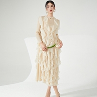 Robe de soirée formelle élégante noire haut de gamme plissée et froncée en tissu respirant et écologique, idéale pour l'automne, personnalisable OEM, décontractée