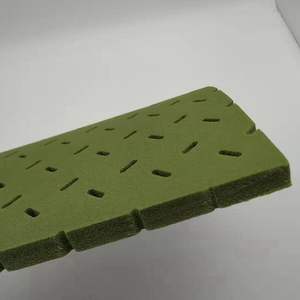 حصيرة امتصاص الصدمات من الرغوة العشبية الاصطناعية عالية الكثافة صديقة للبيئة مع مطاط لملاعب كرة القدم، بسماكة 10 مم/20 مم على شكل لفافة - Product Image 4