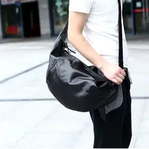 Tas bahu pria Korea gaya baru grosir kustom travel tide fashion tas bahu pangsit hitam