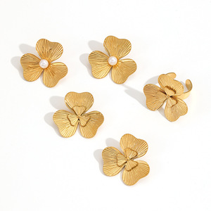 ชุดต่างหูและแหวนรูปดอกโคลเวอร์ ดีไซน์สามกลีบ ชุบทอง 18k ทำจากสแตนเลสสตีล สำหรับผู้หญิง สวมใส่ได้ทุกวัน - Product Image 3