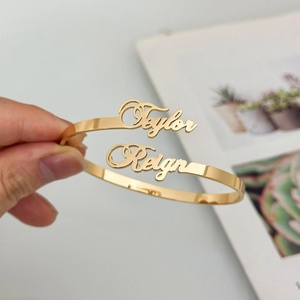 Pulsera Personalizada de Acero Inoxidable para Mujer con Dije Dorado y Dos Nombres Una hermosa pulsera de regalo de Navidad. - Product Image 6