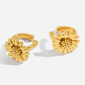 ต่างหูแบบหนีบลายดอกเดซี่ โทนสีทอง เครื่องประดับสำหรับผู้หญิงสวมใส่ทุกวัน - Product Image 1