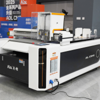 Machine de rainage et de découpe CNC pour matériaux d'emballage de boîtes en carton avec coupeur numérique à plat de traceur CCD