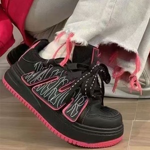 Nuevas Zapatillas Deportivas Casuales con Diseño Atractivo y Detalles de Dopamina, Parte Superior de PVC, Entresuela de TPU, Versátiles para Estudiantes, con Suela Gruesa, Leggings Modernos para Mujer - Product Image 1