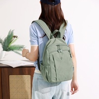 Sac à dos léger en nylon avec plusieurs poches zippées et compartiments latéraux élastiques, idéal pour l'école, les voyages ou le quotidien