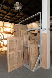 Volets de style ferme, porte de grange, décoration murale intérieure, minimaliste, en bois massif, volet traditionnel pour la maison, coupe-vent - Product Image 4