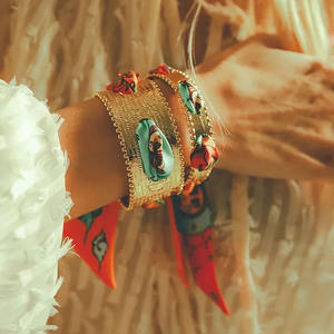 Pulsera de seda vintage personalizada para mujer con anillo abierto de oro mate, estilo exótico, diseño floral y joyería en capas - Product Image 3