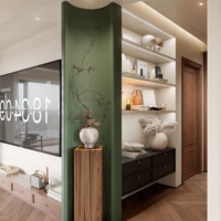 Conception de personnalisation de toute la maison dans un style moderne du milieu du siècle avec un matériau composite bois-plastique imperméable