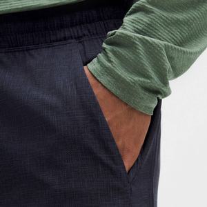 Pantalones Cortos Deportivos para Correr con Bolsillo Utilitario, Bolsillos Laterales Traseros y Forro de Malla, Pantalones Deportivos Casuales Reciclados - Product Image 3