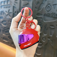 Porte-clés en gros en forme de mini casque de moto, pendentif en plastique en forme de casque de course pour sac et décoration de clés de voiture