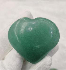 Cristal d'aventurine verte naturelle de qualité supérieure en forme de cœur pour la guérison, la méditation et l'équilibrage des chakras, disponible au meilleur prix - Product Image 2