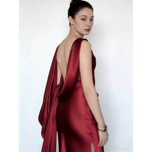 Robe longue <span class=keywords><strong>de</strong></span> soirée formelle en satin bordeaux pour femme, dos nu, avec traîne, idéale pour mariage et gala - Product Image 2