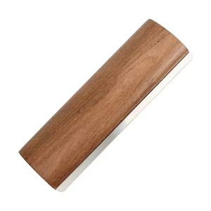 Brosse de toilettage pour chevaux en bois de 20 cm avec logo personnalisé, grattoir à sueur, peigne à curry, outil de démêlage, outils de soin pour chats et chiens - Product Image 1