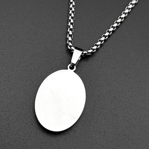 Collar con colgante ovalado de acero inoxidable con diseño de marca, para hombre, de titanio, que no se desvanece, con cadena a juego - Product Image 5