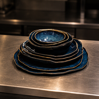 Service de table en porcelaine moderne abstraite écologique 2025, bleu avec bord doré, assiettes de mariage pour fête, restaurant