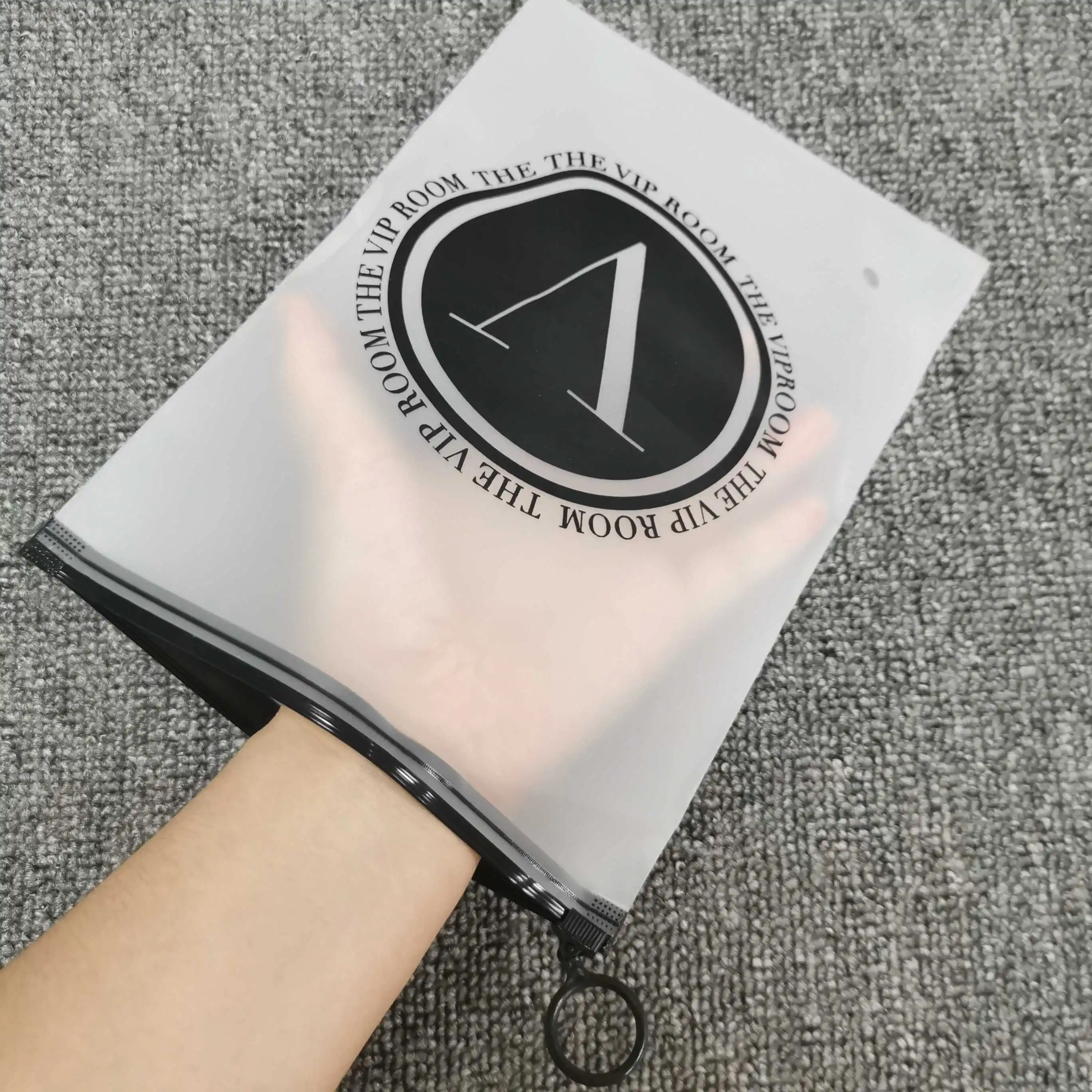Logotipo personalizado esmerilado transparente de pvc de la cerradura de la cremallera bolsa de embalaje de ropa