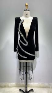 فستان سهرة فاخر ED2292 من كيمشين للفتيات السمراوات، بأكمام طويلة وياقة شبكية على شكل V مع تطريز مخملي وثعبان وكريستال - Product Image 2