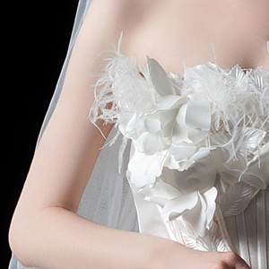 Vestido de Novia de Lujo Color Blanco Marfil Exclusivo 2025, Hecho a Mano con Encaje, Flores Tridimensionales, Pliegues de Plumas, Hombros Descubiertos, Estilo Capilla - Product Image 5