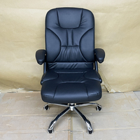Chaise de bureau exécutive ergonomique moderne et contemporaine en cuir, avec accoudoirs fixes réglables, pivotante, inclinable, support lombaire, finition chromée