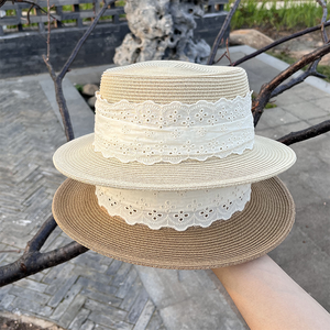 Chapeau de soleil en paille à bord large et dessus plat, orné de dentelle blanche, avec logo personnalisé, pour femme, design tissé respirant pour l'été - Product Image 4
