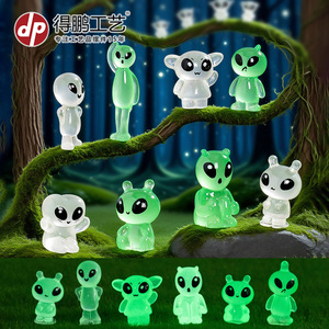 Figurines en résine Dp Alien qui brillent dans le noir, mini ornements pour présentation décorative - Product Image 1