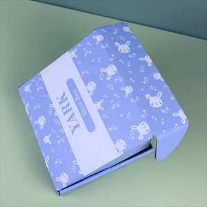 Caja de Regalo de Cartón Corrugado Rígido, Impresa Personalizada con Materiales Reciclados, para Camisetas, en Negro y Rosa - Product Image 3