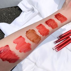 ลิปกลอสแบบหลอดสีแดงที่ให้ความเงางามแบบซาตินแมตต์ไม่ทำให้สีปากจางหายง่าย ลิปกลอสสีสดใส ลิปกลอส ลิปกลอส เมคอัพ - Product Image 4