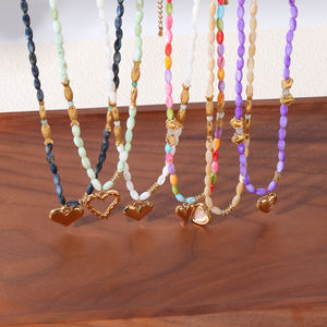 Collana girocollo con ciondolo a cuore gonfio in conchiglia naturale colorata, stile boho chic, perfetta come regalo per l'estate, la spiaggia e l'uso quotidiano. - Product Image 4