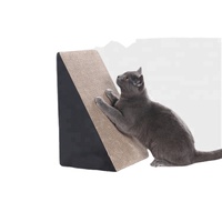 Présentoir à griffoirs pour chats en carton durable avec un design moderne et une structure stable pour les animaleries et les vitrines domestiques