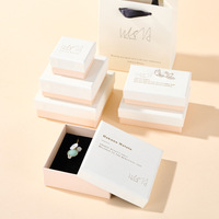 Boîte à bijoux carrée simple et rafraîchissante pour emballage de bracelets et colliers, coffret cadeau Saint-Valentin pour bagues et boucles d'oreilles