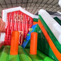 Château gonflable commercial d'extérieur avec toboggan et zone de saut pour événements et locations de fêtes pour enfants