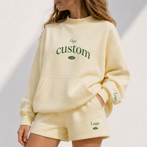 Tuta Sportiva da Donna Personalizzata in Due Pezzi: <span class=keywords><strong>Felpa</strong></span> Oversize Vintage con Collo Alto e Spalle Scivolate, Logo Ricamato in Corsivo e Pantaloncini Casual - Product Image 2