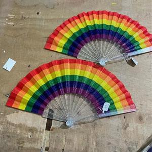 Дешевые LGBTQIA радуга гордость бисексуал пансексуал асексуал лесбиянка ручной складной веер для детей танец рейв - Product Image 2