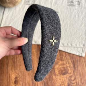 Serre-tête élégant en plastique et tissu à bord large avec étiquette dorée de 15 cm pour femme – Accessoire de mode pour cheveux - Product Image 5