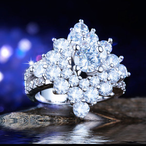 Anello da Donna Floreale a Quattro Punte Scintillante, Elegante Gioiello Regolabile in Lega, Stile Moderno, Idea Regalo - Product Image 2